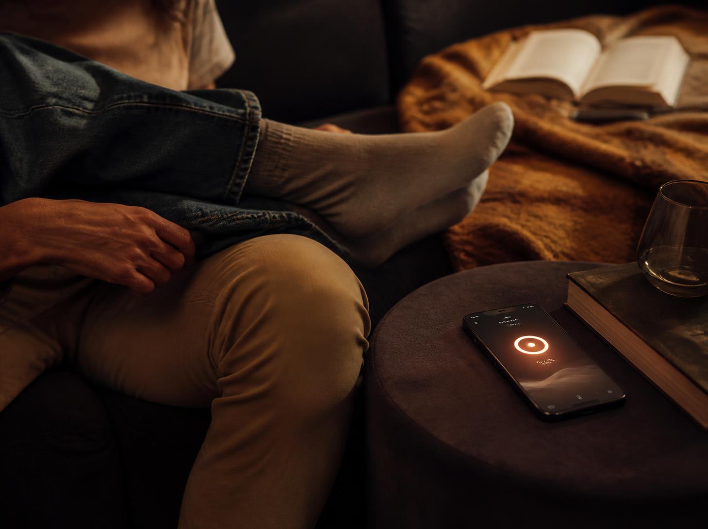 Egy pár kényelmesen elhelyezkedve élvezik a mobilról irányítható bugyivibrátor előnyeit